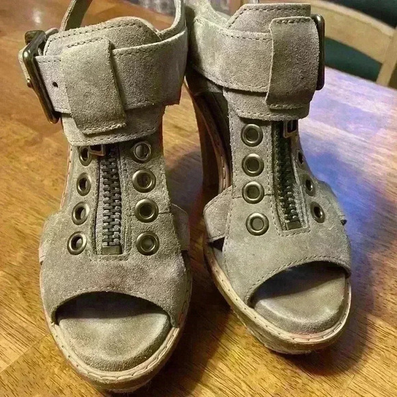 Burberry Olive Green Heeled Sandals - Picture 4 of 9